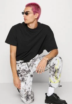 Karl Kani SIGNATURE PIXELPRINT PANTS UNISEX - Cargohose - Grey -Outlet KARL KANI Store f764e11ac2cc469d869a4696d376259c