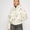Karl Kani SIGNATURE LOGO JACKET - Winterjacke - Cream, Damen 1 Karl Kani SIGNATURE LOGO JACKET - Winterjacke - Cream, Damen -Outlet KARL KANI Store f8bc2bff952b4a9b82e414560dd4ee8f