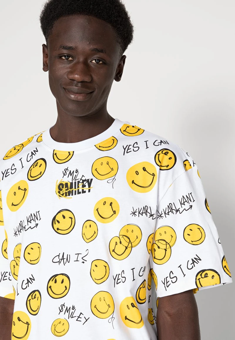 KARL KANI X SMILEY® SMALL SIGNATURE TEE UNISEX - T-Shirt print - white KARL KANI X SMILEY® SMALL SIGNATURE TEE UNISEX - T-Shirt Print - White -Outlet KARL KANI Store f8e5eb1dc3fa4160aa4d33be15ad7e52