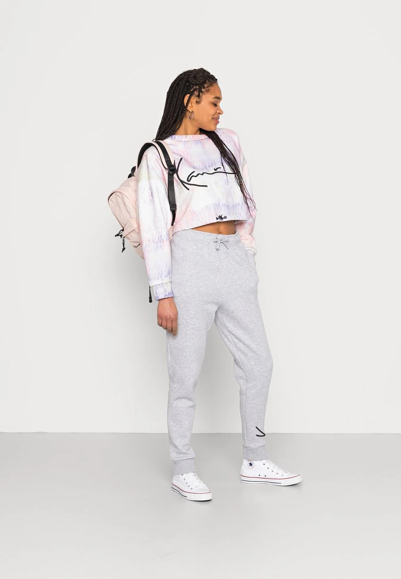 Karl Kani SIGNATURE PANTS - Jogginghose - Ash Grey, Damen 4 Karl Kani SIGNATURE PANTS - Jogginghose - Ash Grey, Damen – Bild 2