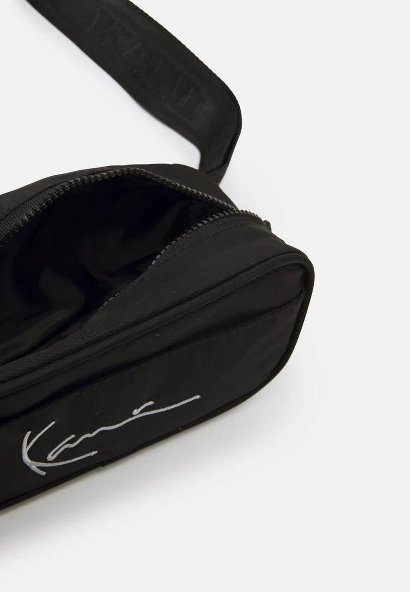 Karl Kani SIGNATURE MULTI PANEL BAG UNISEX SET - Gürteltasche - Black 6 Karl Kani SIGNATURE MULTI PANEL BAG UNISEX SET - Gürteltasche - Black – Bild 4