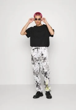 Karl Kani SIGNATURE PIXELPRINT PANTS UNISEX - Cargohose - Grey -Outlet KARL KANI Store fb08e20feb1541149157659805b03d11