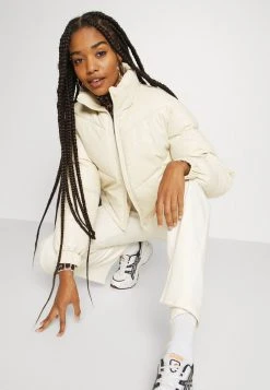 Karl Kani CHEST SIGNATURE PUFFER JACKET - Winterjacke - Light Sand, Damen 5 Karl Kani CHEST SIGNATURE PUFFER JACKET - Winterjacke - Light Sand, Damen -Outlet KARL KANI Store fbb0797a04054a6c87480d091a10e3cd