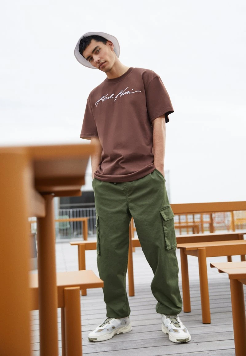Karl Kani AUTOGRAPH TEE UNISEX - T-Shirt Basic - Brown 3 Karl Kani AUTOGRAPH TEE UNISEX - T-Shirt Basic - Brown