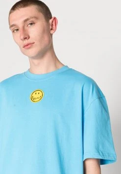 KARL KANI X SMILEY® SMALL SIGNATURE TEE UNISEX - T-Shirt Basic - Blue 11 KARL KANI X SMILEY® SMALL SIGNATURE TEE UNISEX - T-Shirt Basic - Blue -Outlet KARL KANI Store fccf73d1dabd47ffb1a56951d3cffb19