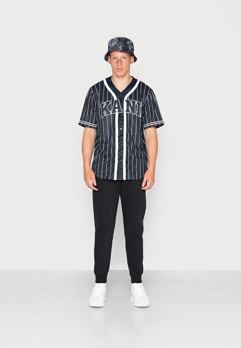 SERIF BASEBALL UNISEX - Strickjacke - black Karl Kani SERIF BASEBALL UNISEX - Strickjacke - Black -Outlet KARL KANI Store fd6b74b7054b41fa9471ec2b826e9be2