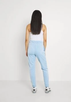 Karl Kani SIGNATURE VELVET PANTS - Jogginghose - Light Blue, Damen -Outlet KARL KANI Store feda2e4db1414453962b04ed9bbd5f12