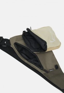 Karl Kani SIGNATURE BLOCK CROSSBODY BAG UNISEX - Umhängetasche - Military Green -Outlet KARL KANI Store ff55447fb3e24c4a97de137becc9c519
